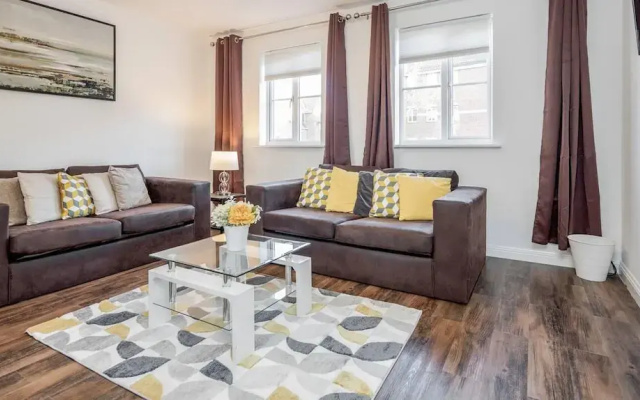 2 Bed Apartment Sleeps 5 - Wifi, Free Parking
