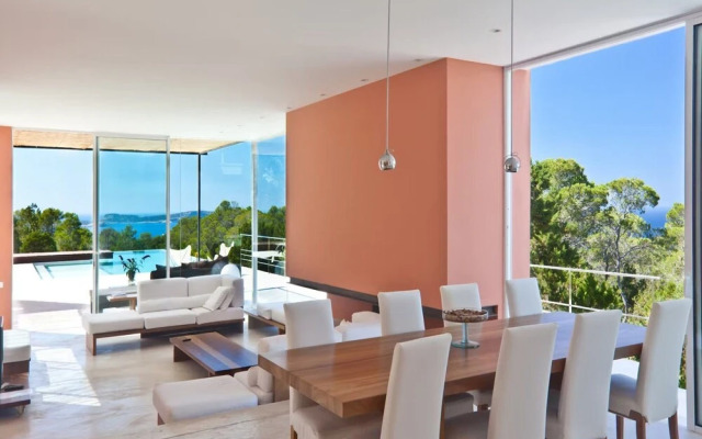 Beautiful Villa in Inviting Space