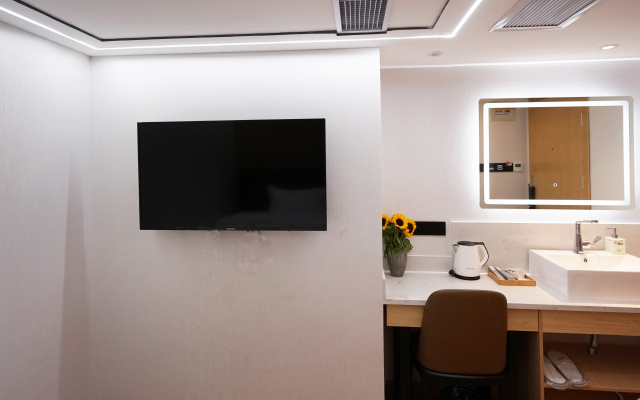 Qingmu Select Hotel (Shanghai Hongqiao Airport Longbai Xincun Subway Station)