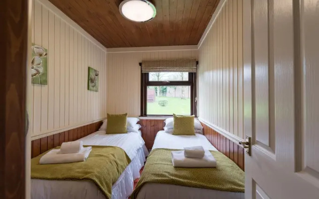 Conifer Lodge 8 With Hot Tub, Newton Stewart
