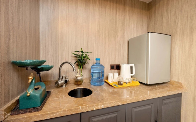 Laoshan Swan Castle Vacation Garden B&B