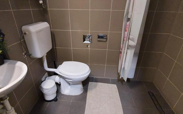 Studio 4 Apartment in the Party District