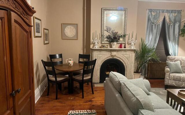 1 Br Private Victorian Apt in Convenient City Location on Half Acre Sleeps 4