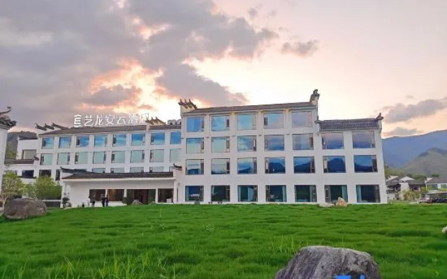 Yilong An'yun Hongcun  Wild Luxury Resort