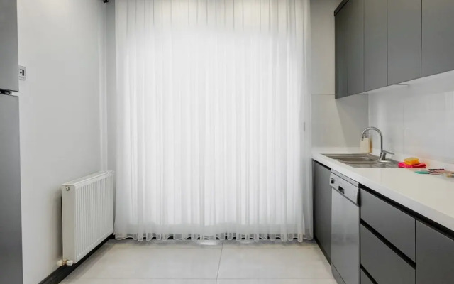 Stylish Flat w Balcony Near Lara Beach