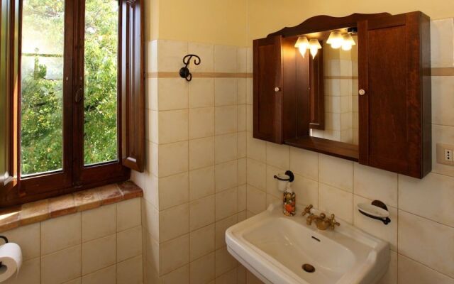 Cozy Cottage in Abbateggio with Garden