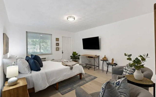 Charming Cozy Studio Lake Ridge