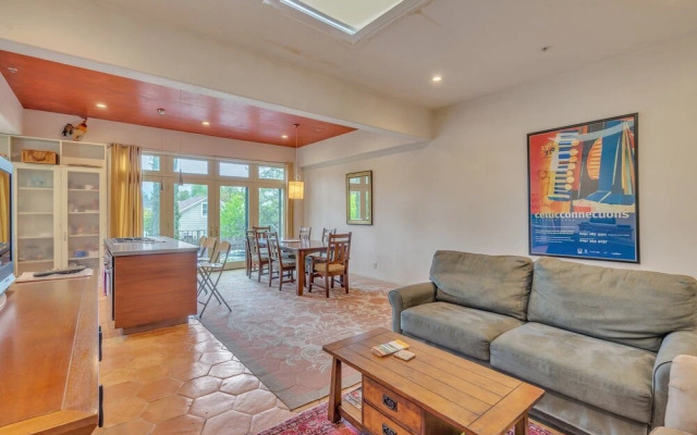 Cypress House & Studio, Walk To Healdsburg Plaza 3 Bedroom Home by Redawning