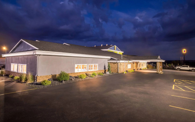 Super 8 by Wyndham Osseo WI