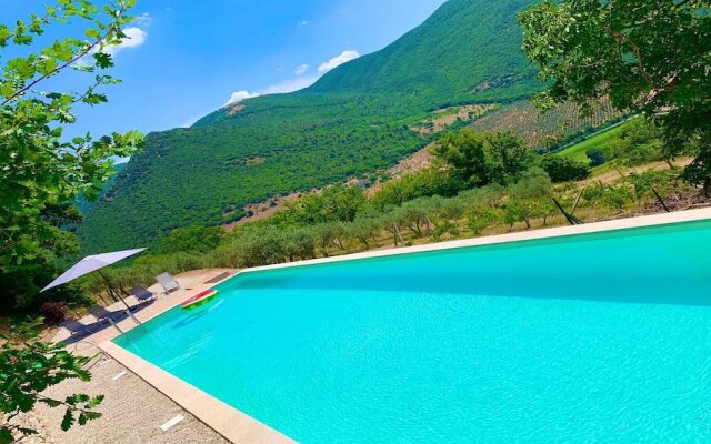 Luxury Silvignano Poolside Villa, Spoleto 8 km, Rome 1 Hr