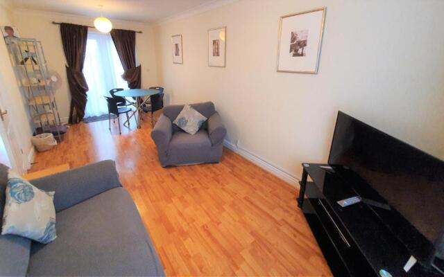 Friars Walk houses with 2 bedrooms, 2 bathrooms, fast Wi-Fi and private parking