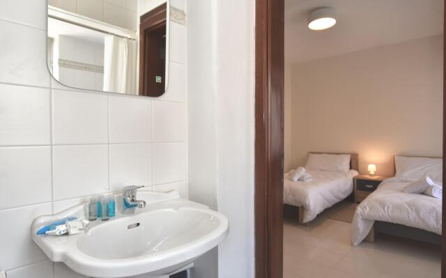 Bright and Spacious 2 Bedroom Apartment with Harbour View - 3