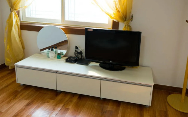 Geojae Waedo Palace Pension