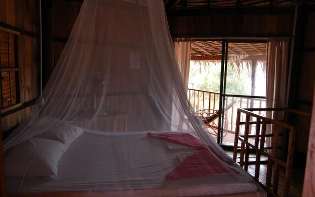 Footprints Beach Hostel  Bungalows