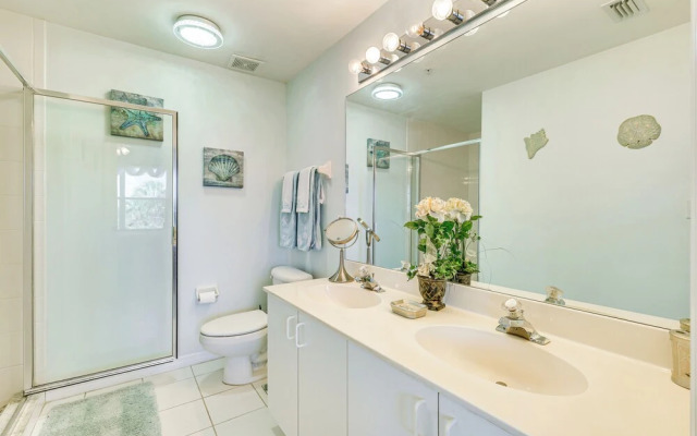 < 1 Mi to Beach: Sleek Naples Condo