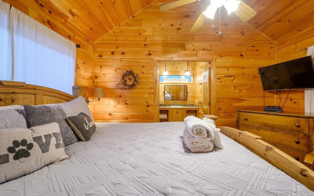 Okehi Pine Cabin With Wood Burning Fireplace and Outdoor Hot Tub by Redawning