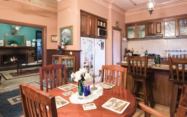 Rustic Refuge Guesthouse