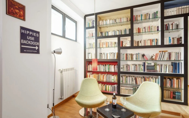 Stylish House with Hot Tub, Movies & Books