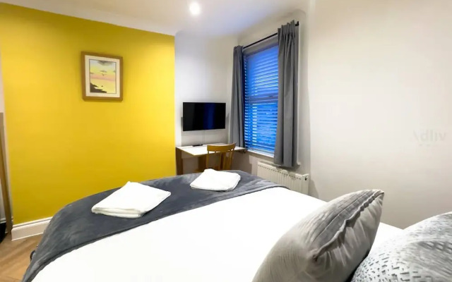 Modern Margate Maisonette Close to Beach by Adliv