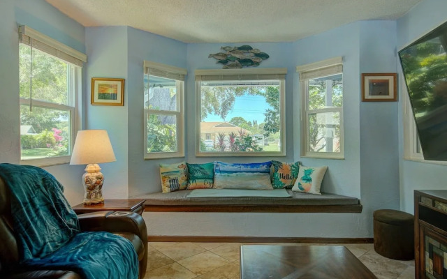 Spacious 4 3 Retreat- Heated Pool-playroom