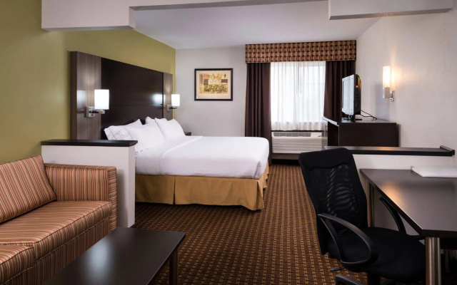 Holiday Inn Express & Suites Bucyrus by IHG