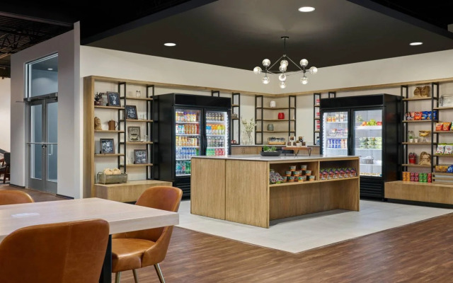 Delta Hotels by Marriott Milwaukee Northwest