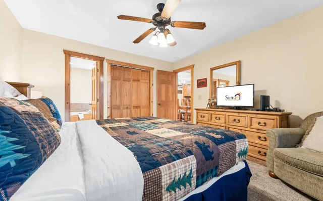River's Creek 4 Bedroom Cabin by RedAwning