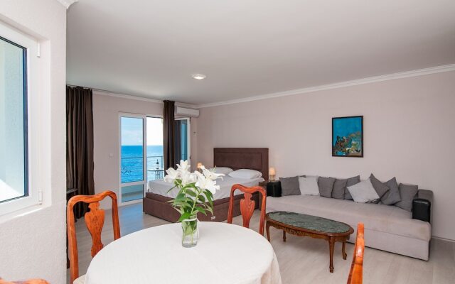 Open Sea Luxury Apartments