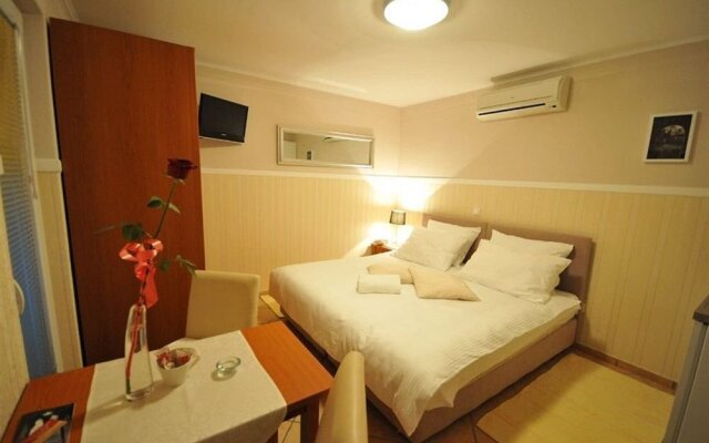 "room in Guest Room - Apartments & Rooms Buble - Studio With Balcony"