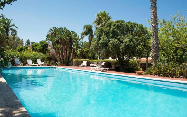 Una Scogliera sul Mare con Piscina by Wonderful Italy