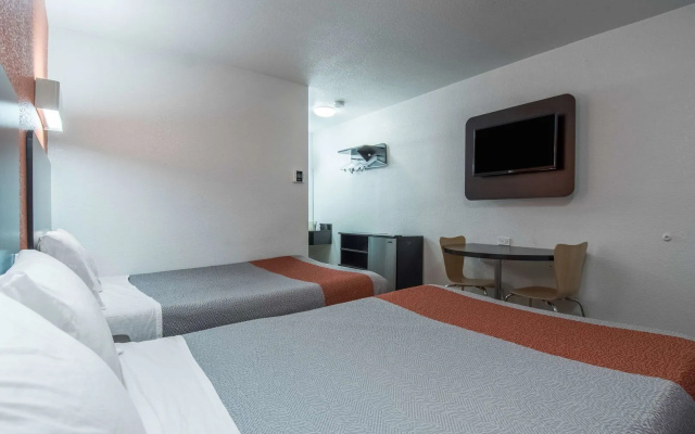 Motel 6 Bakersfield, CA - Central