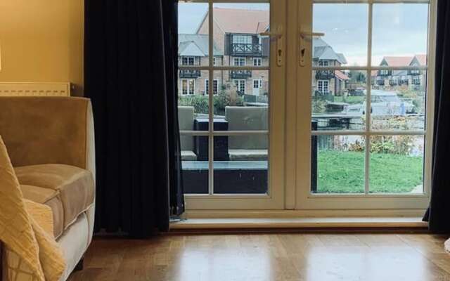 Waterside Townhouse With Balcony And Marina View