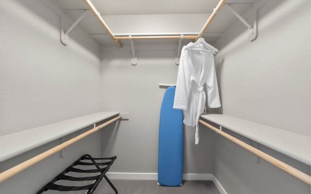 Chic Apt w Jacuzzi Pool BBQ Mountain Views