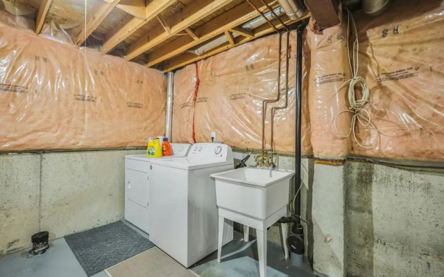 Spacious Whitby Haven 3BR Home Parking