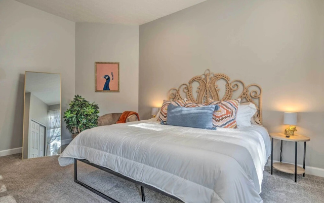 Quaint + Cozy Indianapolis Getaway w/ Yard!