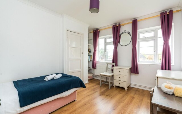 Bright and Comfortable 2 Bedroom Flat Oakwood