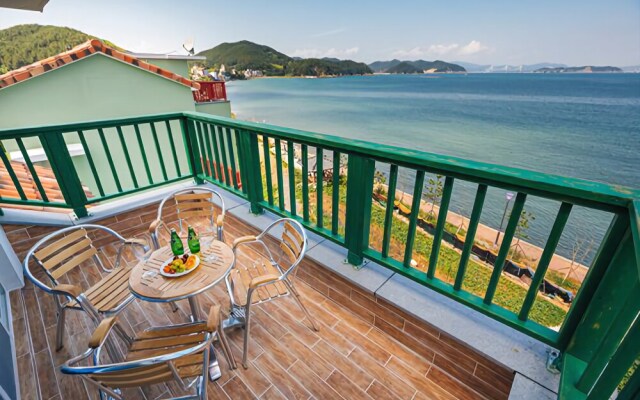 Geoje Beach White Pension