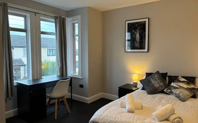 Oxford-house-sleeps 7-parking-garden