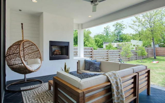 Divine 3br/2.5ba Downtown/east-side Home by Domio