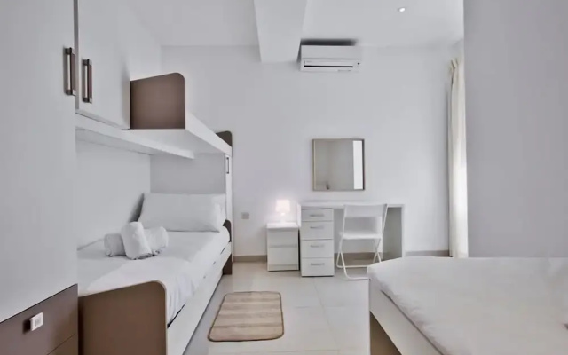 Stunning Sliema 2 Bed Apt Meters Away From Beach