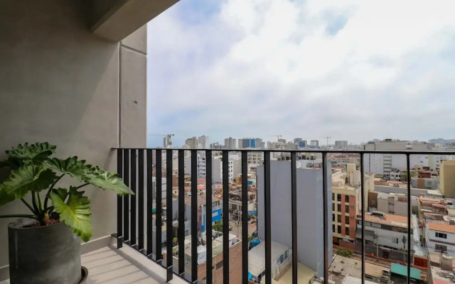 w Spectacular 2BR With Balcony in Miraflores