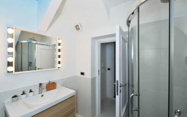 Gorgeous Newly Renovated Flat Near Colosseum!