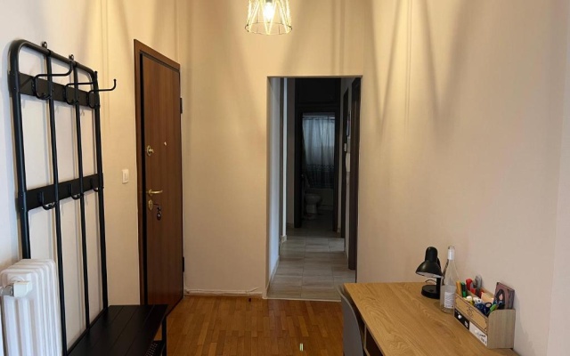 Διαμερίσματα 80 τμήμα με 2 κρεβατοκάμαρες πλήρως ανακαινισμένο σε υπέροχη τοποθεσία. Πολυ κοντά σε παραλιες , μέσα μαζικής μεταφοράς, μπαρ και εστιατόρια