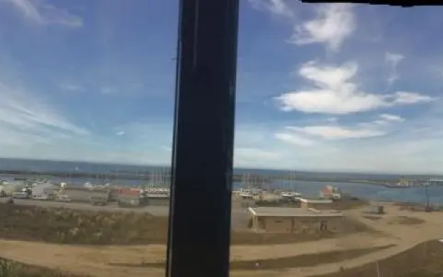 Em frente à Praia e Marina