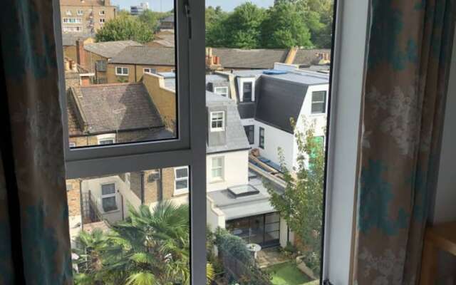 Cosy 1 Bedroom South West London Apartment By River