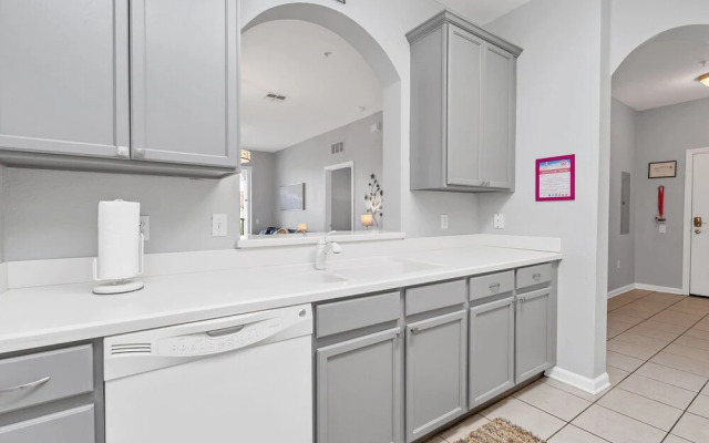 Newly Remodeled Lakeview Penthouse, Near Conv. Ctr