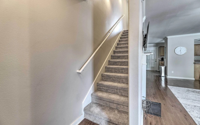 Charming Springdale Townhome ~ 5 Mi to Dtwn!
