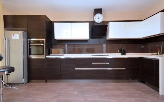 Apartment by Luxe Group DI888