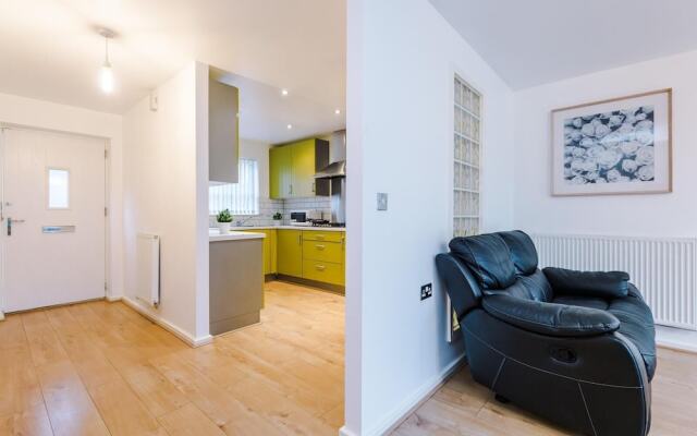 Beautiful 3-bed House in Salford,