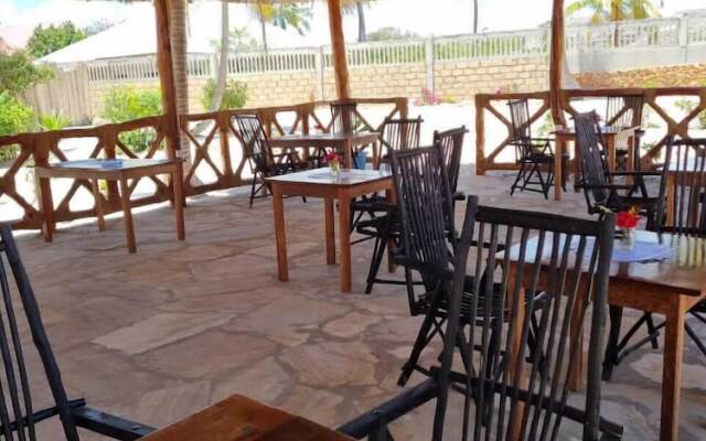 Balungi Bungalows And Restaurent